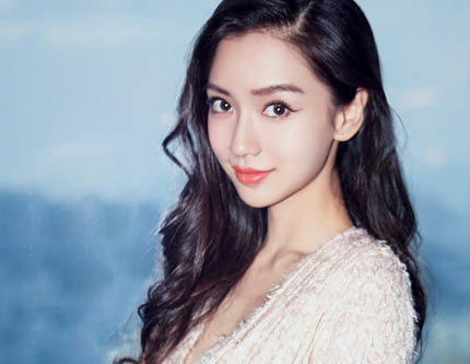 Актриса Angelababy в белом платье