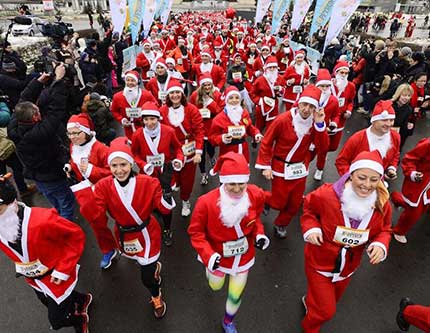 В Москве прошел благотворительный забег Дедов Морозов Happy Run