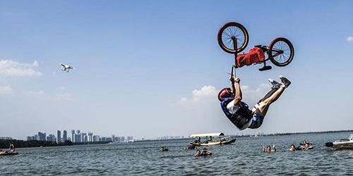 Велоспорт -- Фестиваль акробатических прыжков в озеро на велосипедах BMX в Ухане