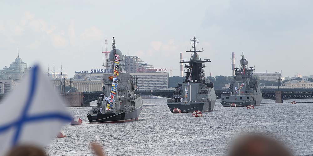 В День Военно-морского флота России в Санкт-Петербурге прошел парад боевых кораблей