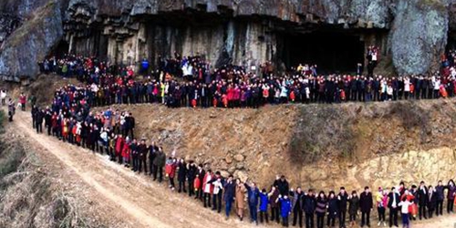 "Самое грандиозное семейное фото": более 500 членов одной китайской семьи сфотографировались 
вместе