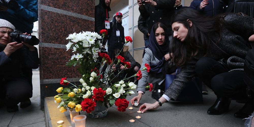 Жители Санкт-Петербурга скорбят по погибшим при взрыве в метро