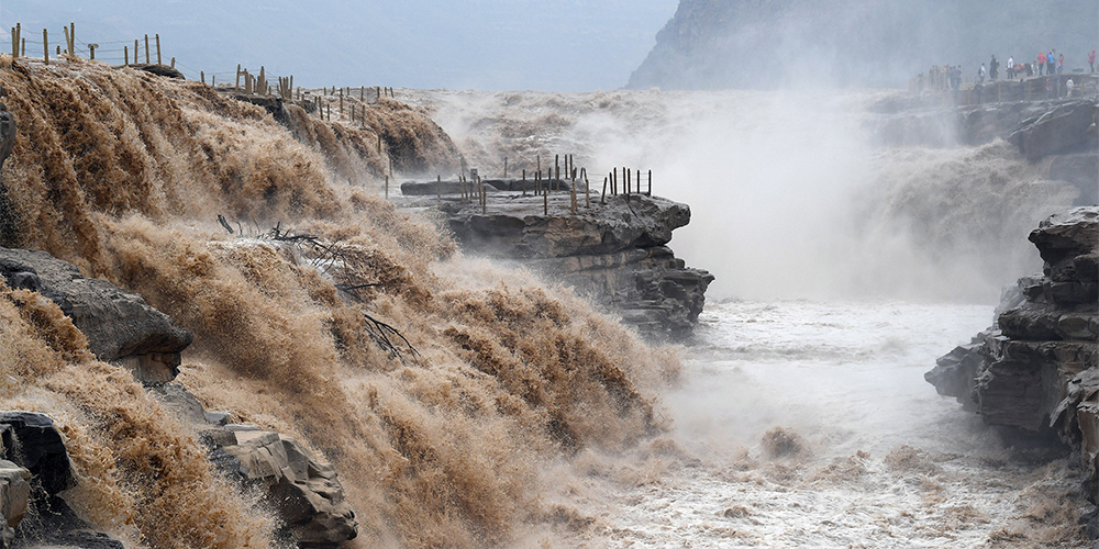 Грозное величие водопада Хукоу