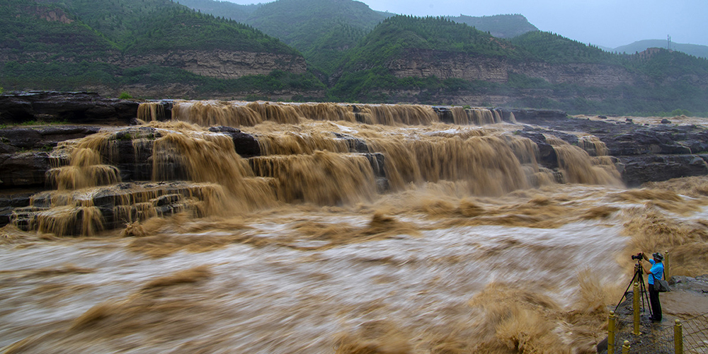 На водопаде Хукоу увеличился сток воды и появились множественные водопады