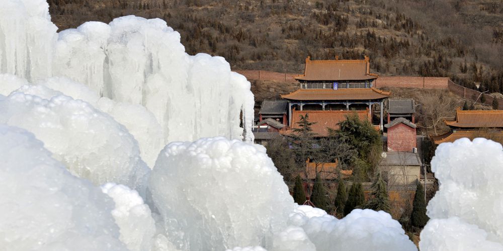 Ледяные водопады в горах Дааньшань