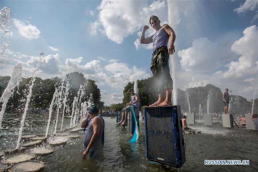 Москвичи спасаются от жары