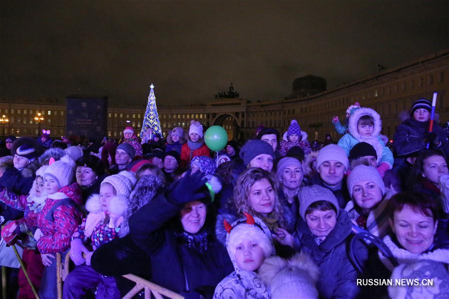 Всероссийский Дед Мороз зажег главную елку Санкт-Петербурга