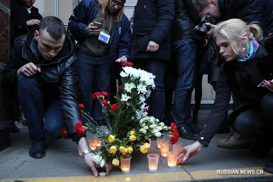 Жители Санкт-Петербурга скорбят по погибшим при взрыве в метро