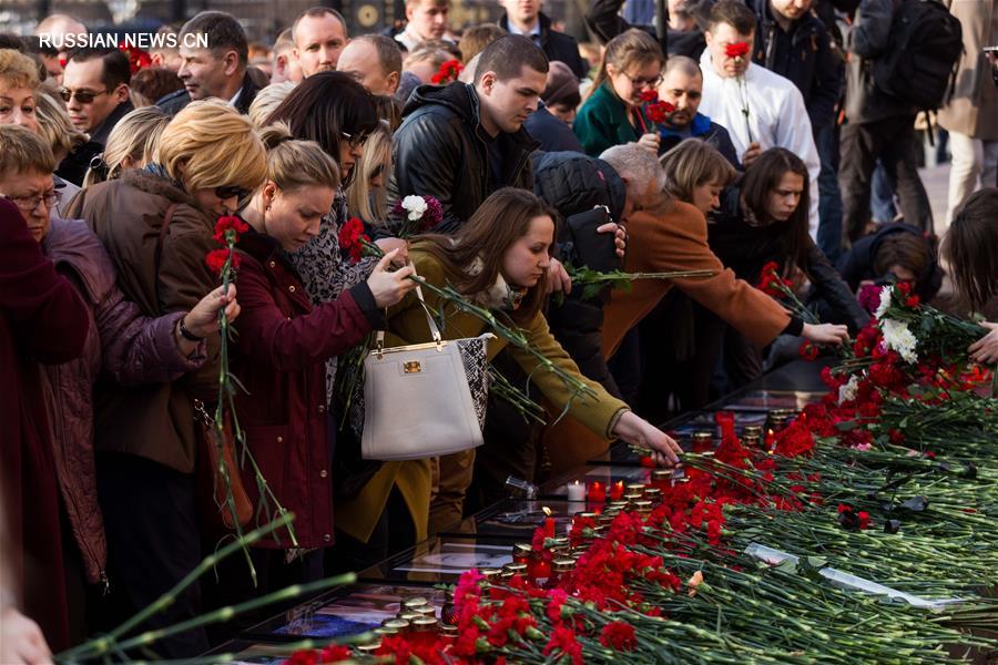 Москвичи почтили память жертв теракта в петербургском метро