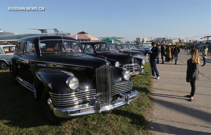 В Киеве проходит фестиваль ретроавтомобилей