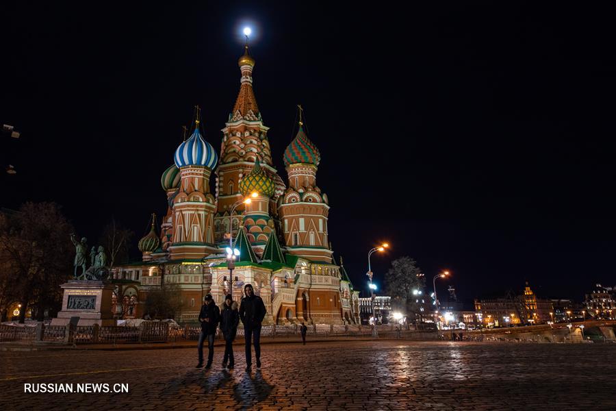 Суперлуние над вечерней Москвой