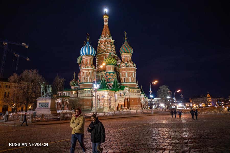 Суперлуние над вечерней Москвой